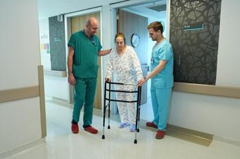 Diz kireçlenmesi nedeniyle ameliyat oldu, 4 saat sonra yürümeye başladı