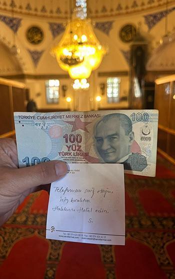 Camide namaz kılarken telefonunu şarj etti, not yazıp 100 TL bıraktı