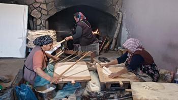 Depremzede kadınlar yufka ekmek ile aile ekonomilerine katkı sağlıyor