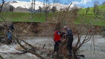Şemdinli'de dereye düşen 8 yaşındaki Osman için arama çalışması başlatıldı