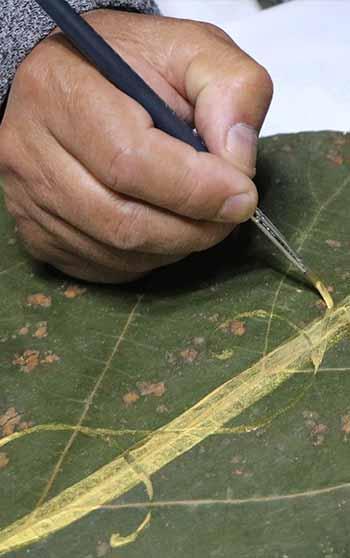 Yurt dışından getirttiği özel yapraklara sanatını işliyor
