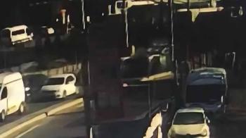 Seyrantepe’de trafik levhasına çarpıp takla atan araç kamerada