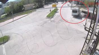 Alkollü sürücünün yaptığı kaza kamerada; 2 öğrenci son anda kurtuldu