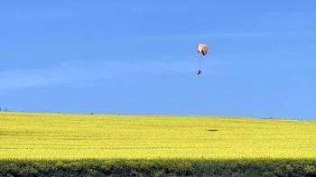 Sarı renge bürünen kanola tarlası üzerinde paramotorla uçtu