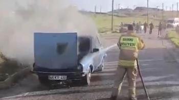 Alev alan otomobiline müdahale ederken yaralandı