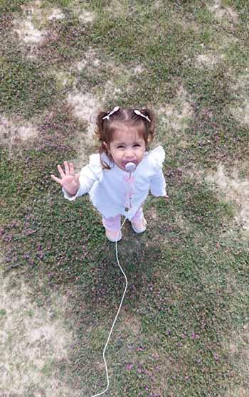 2 yaşındaki İnci, emziğe dronla veda etti