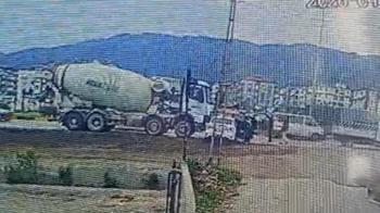 Beton mikseri, otomobili metrelerce sürükledi
