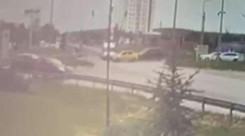 Ambulansla taksinin çarpıştığı kaza kamerada; 5 yaralı