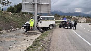 Minibüs, otomobile ve tabela direğine çarptı: 1 ölü