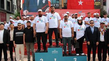 En fazla acı biberi yemek için yarıştılar