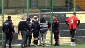 Sahaya girip orta hakeme yumruk atan futbolcu serbest kaldı, kulübüyle ilişiği kesildi