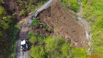 Ordu'da yaşanan heyelan nedeniyle yollarda çökme oluştu