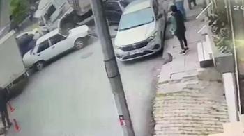 Bağcılar'da park halindeyken sürüklenen kamyon 8 araca çarptı; kaza kamerada