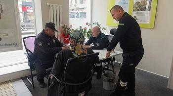 Emekliyi, dolandırılmaktan güvenlik görevlileri ve polisler kurtardı