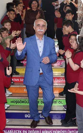 Emekliye ayrılan 47 yıllık öğretmeni 'Hatıran Yeter' şarkısıyla uğurladılar