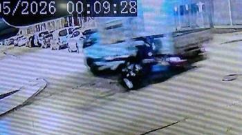Motosikletle kamyonetin çarpıştığı kaza kamerada; 2 yaralı