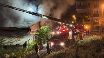 Arnavutköy’de ahşap kalıp üretim tesisinde çıkan yangın söndürüldü