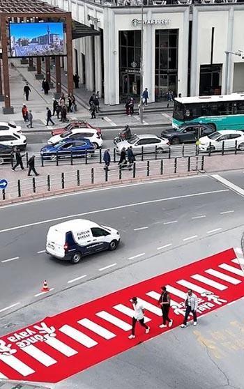 Yaya ölümlerine dikkat çekmek için halıdan 'yaya yolu' yaptı