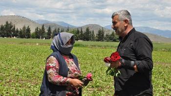 Tarım işçisi kadınlara ‘Anneler Günü’ çiçeği