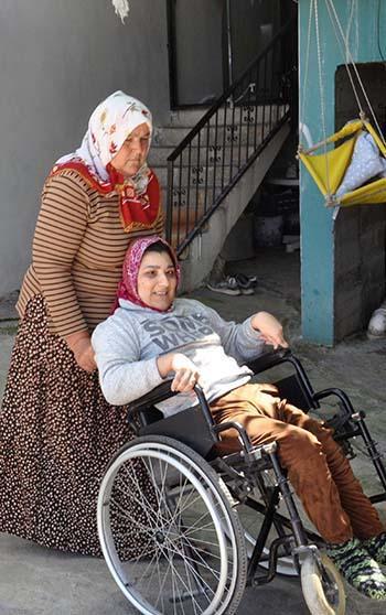 Engelli kızına 36 yıldır bebek gibi bakıyor