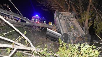 Sivas’ta otomobil yol kenarındaki ağaca çarpıp devrildi: 1 ölü, 4 yaralı