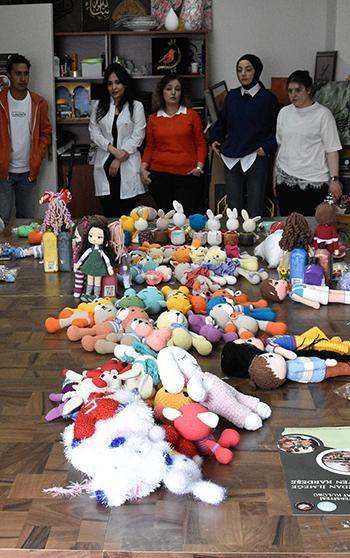 Üniversitelilerin ördüğü amigurumi bebekler, kanser hastası çocuklara hediye edilecek