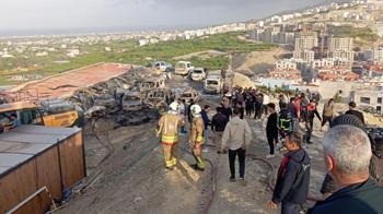 Hatay'da şantiyede yangın; konteynerler ile 8 araç zarar gördü