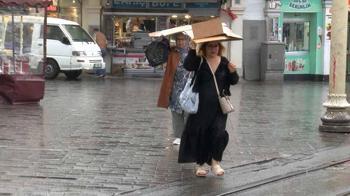 Taksim’de yağmura yakalananlar çanta ve kartonla korunmaya çalıştı