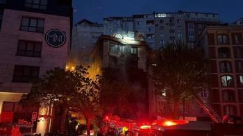 Şişli'de motosiklette çıkan yangın, iş yerini ve binanın dış cephesini sardı