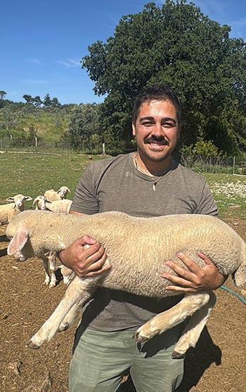 Şehir hayatını bırakıp kırsala yerleşti, hayvancılığa başladı