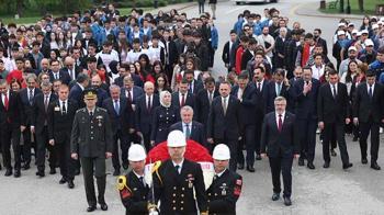 Bakan Bak, sporcu ve gençlerle Anıtkabir'i ziyaret etti