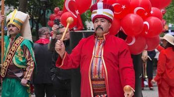 New York’ta 'Türk Günü Yürüyüşü' için bayrak çekme töreni