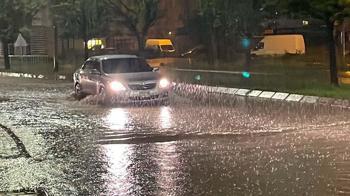 Kayseri'de sağanak sele dönüştü; yollar göle döndü
