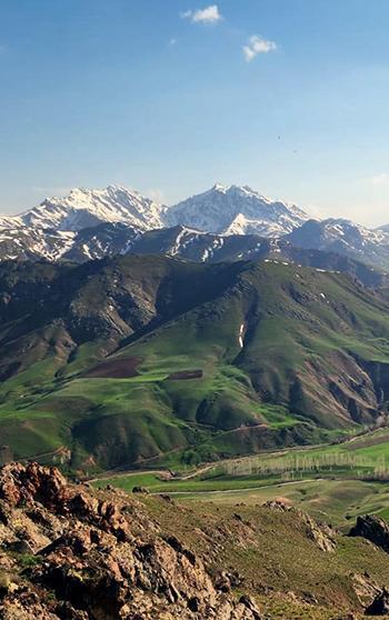 3 bin 204 rakımlı Erek Dağı’nın zirvesinde kar, eteklerinde bahar