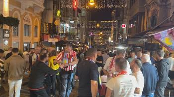 Avrupa Ligi Finali öncesi İstanbul'a gelen İngiliz taraftarlar Taksim'de toplandı