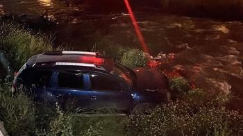 Bursa'da otomobil dereye savruldu, sürücü aracı bırakıp gitti