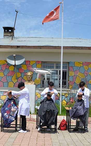 Meslek lisesi öğrencileri kırsalda çocukları bayrama hazırlıyor