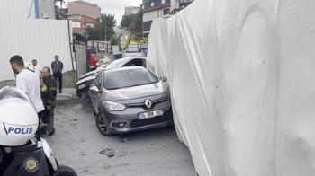 Başakşehir'de TIR iki aracın üzerine devrildi; kaza kamerada