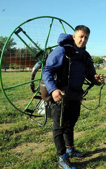 Torna ustası çocukluk hayalini gerçekleştirip, paramotorla özel günlerde uçmaya başladı