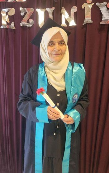 65 yaşında üniversiteden mezuniyet sevinci yaşadı