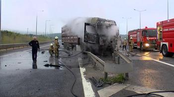 Çekmeköy'de bariyerlere çarpan TIR yandı