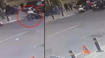 Şişli'de yolun karşısına geçen kişiye motosiklet çarptı; kaza kamerada