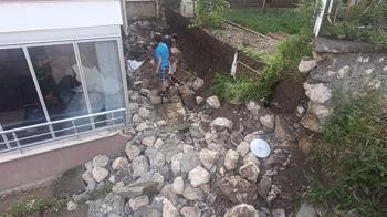 Amasya’da 5 katlı binanın istinat duvarı çöktü