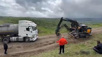 Bayram trafiğinden kaçıp orman yollarına giren sürücülerin araçları çamura saplandı