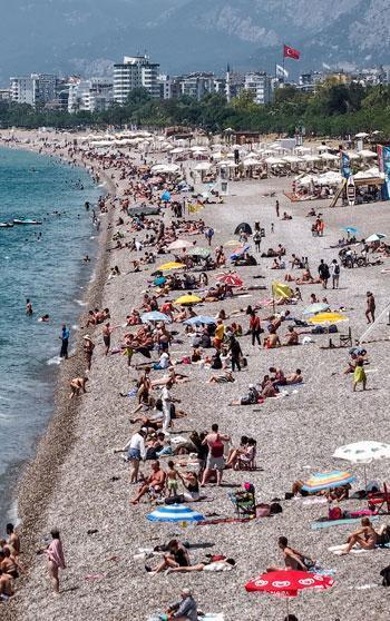 Antalya’da bayram tatilinde sahiller doldu