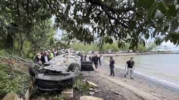 Kediye çarpmamak için sürücüsünün manevra yaptığı otomobil plaja devrildi; 2’si çocuk, 4 yaralı