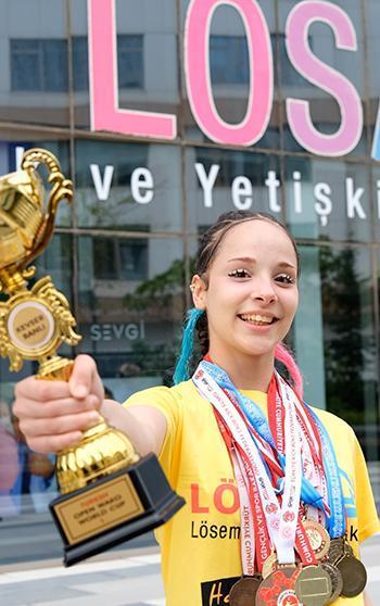 Lösemiyi yenen Kevser, dünya şampiyonu oldu