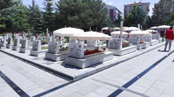 Ankara'da şehitliklerde arife yoğunluğu