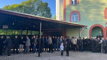 Cami avlusunda metrelerce bayramlaşma kuyruğu
