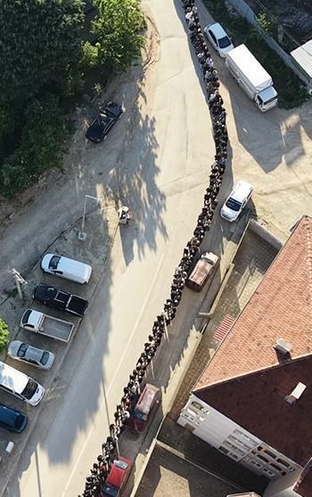 Mahallede 60 yıllık gelenek; bayramlaşma kuyruğu 1 kilometreyi geçti